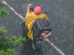 【Uber Eats】配達パートナー【おすすめ雨具】雨対策で快適に稼ぐ！image